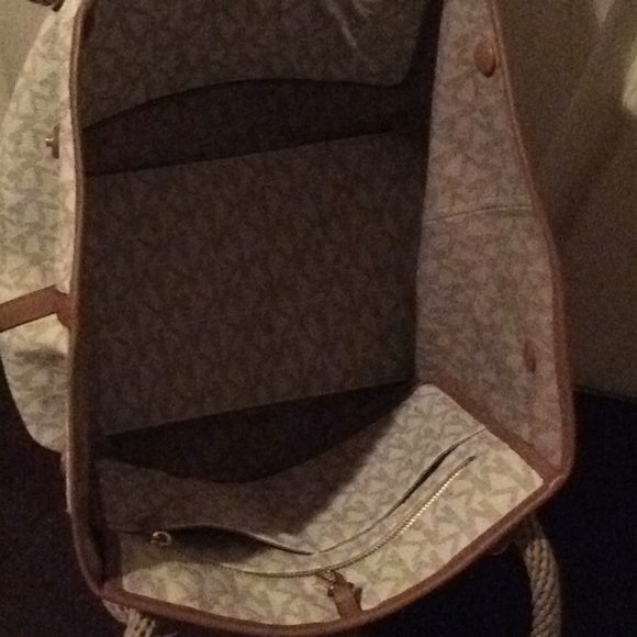 Handbag - Picture 3 of 4